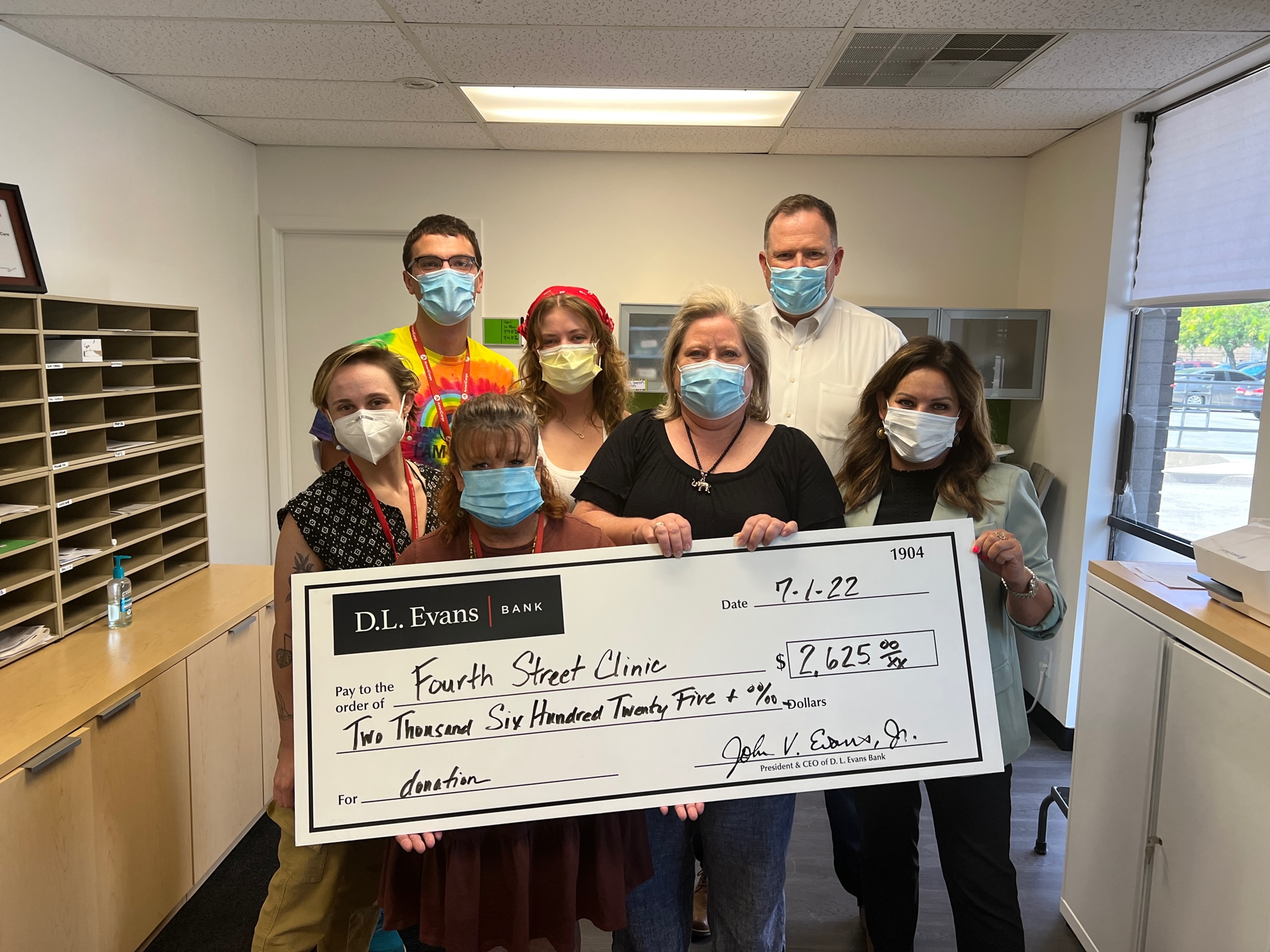 Check presentation to The Fourth Street Clinic by D.L. Evans Bank employees. 