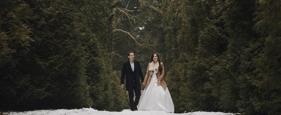 Couple getting married in the snow