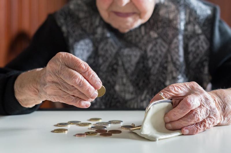 Empowering Elders: A Guide to Assisting Relatives with Financial Management