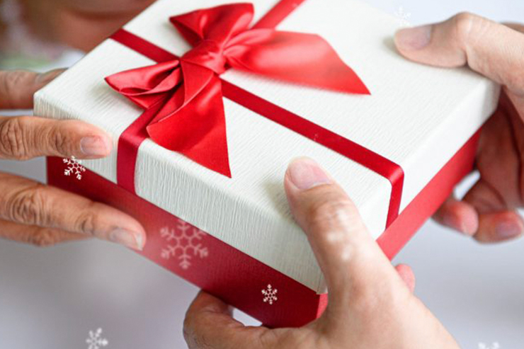 EASY WAYS TO MINIMIZE DEBT THIS HOLIDAY SEASON