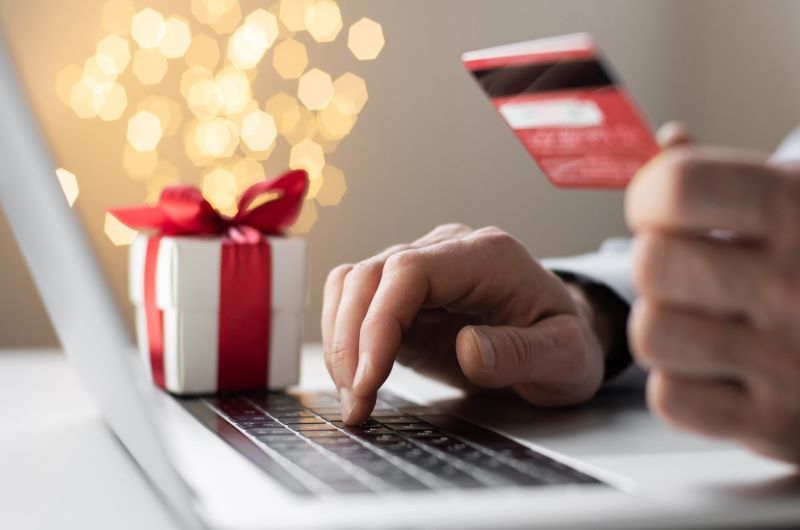 Maximize Holiday Joy: Shop Smart with Your Visa Rewards Card
