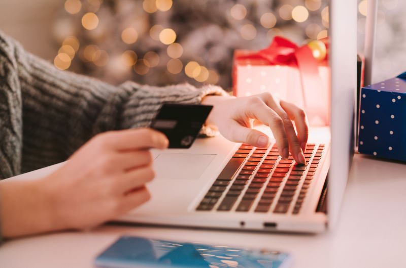 Holiday Shopping Safety: Spotting and Avoiding Fake Websites Holiday Shopping Safety: Spotting and Avoiding Fake Websites