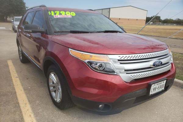 2015 Ford Explorer XLT (Red)